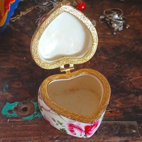 Heart trinket box w rose pattern - Picture 3 of 7